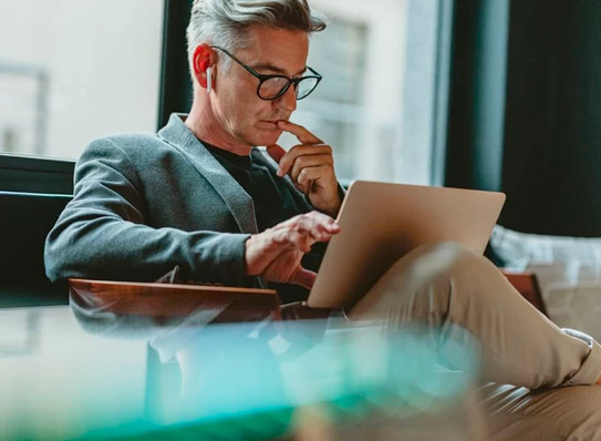 ein denkender Mann mit einem Laptop